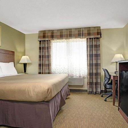 Super 8 By Wyndham Monticello Hotel Екстериор снимка